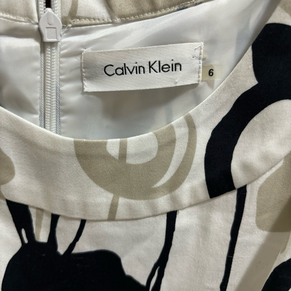 Calvin Klein White and Black Scoop Neck Fit and Flare Pleated Tie Waist Dress 6 - Picture 8 of 11